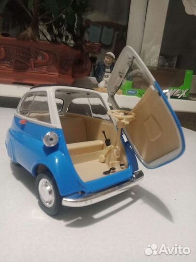 Модель автомобиля 1/18 BMW isetta