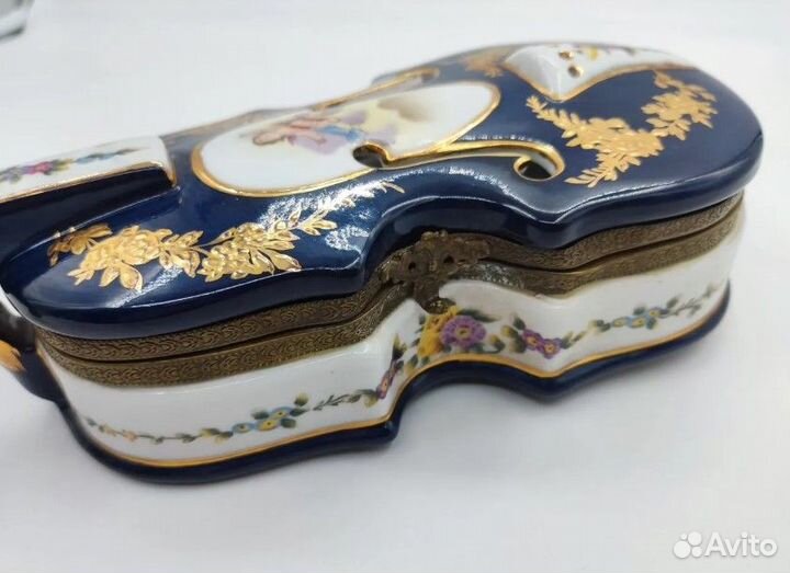 Антикварная шкатулка в виде Скрипки