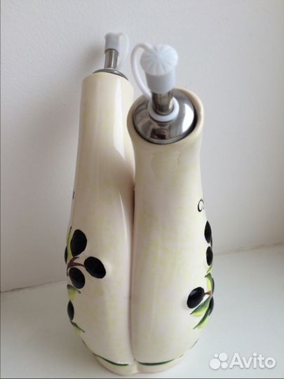 Две бутыли для разных масел или уксуса