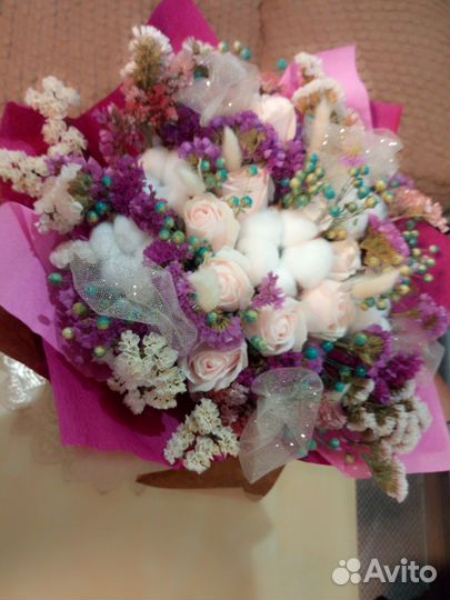 Букет сухоцветов и мыльных роз