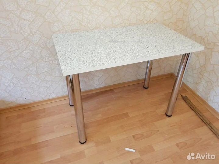 Стол кухонный на металл. опорах (кромка), наличие