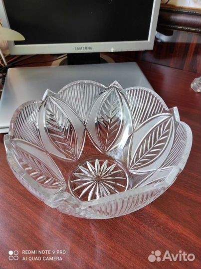 Изделия из хрусталя: вазы салатницы