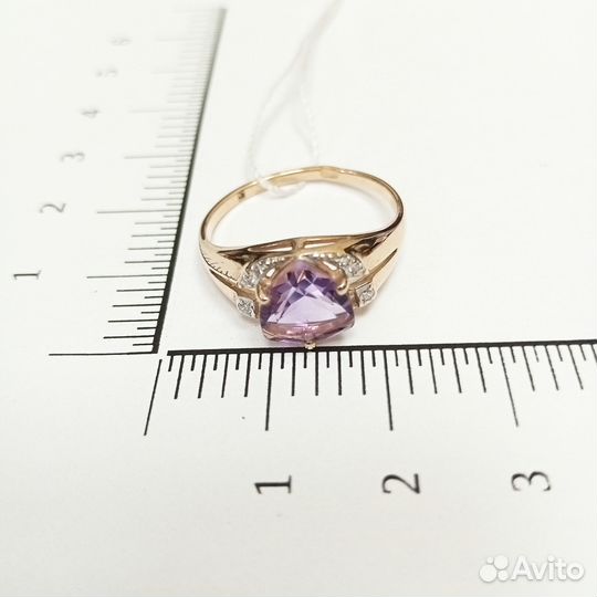 Золотое кольцо с камнем 18р