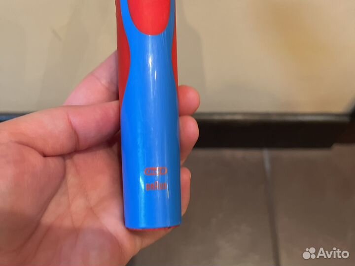 Электронная зубная щетка braun