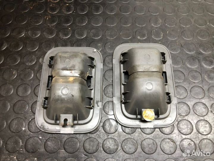 Заглушка крепления сиденья Toyota Land Cruiser 200