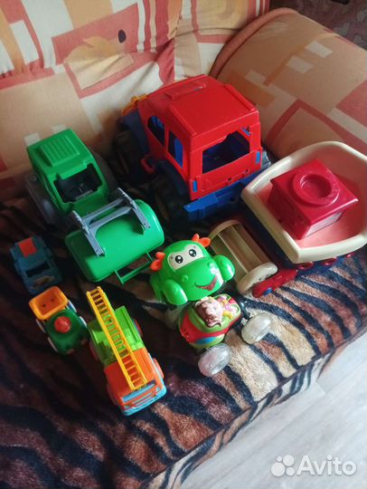 Трактор, машинка, не маленькие