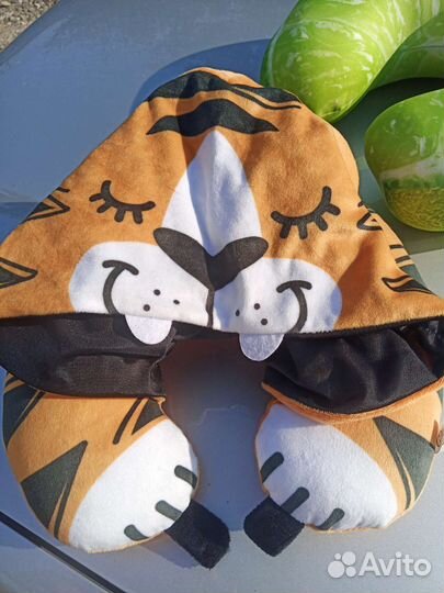 Подушка под шею дорожная детская с капюшоном