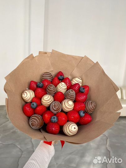 Сладкие букеты из клубники в шоколаде