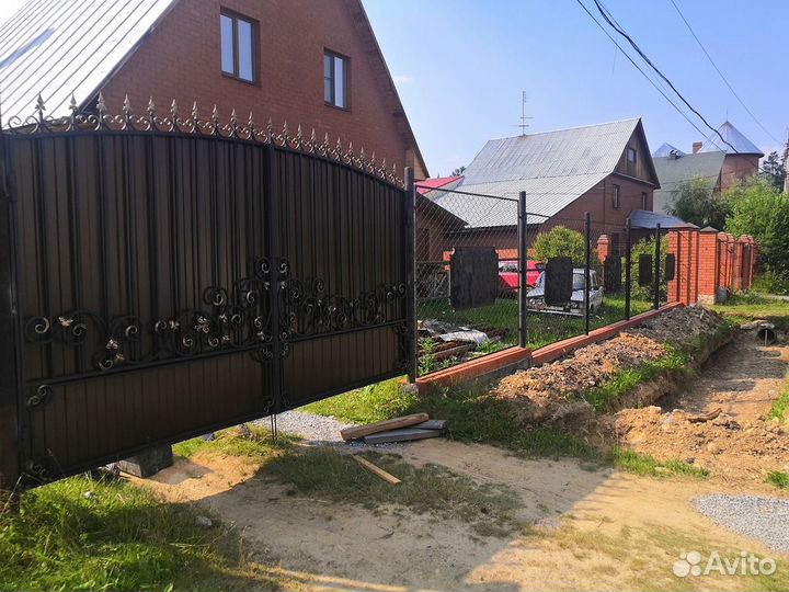 Ворота с коваными элементами