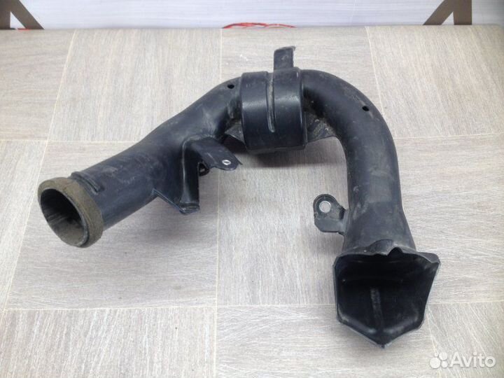 Брызговик передний правый Toyota Rav4 23302