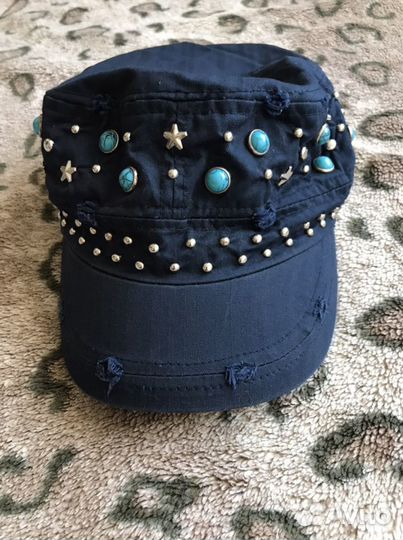 Кепка с заклепками и камнями