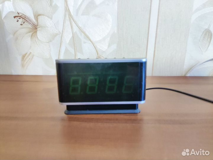 Настольные электронные часы с будильником от розет