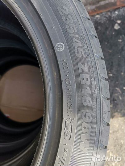 Kumho Ecsta HS52 235/45 R18