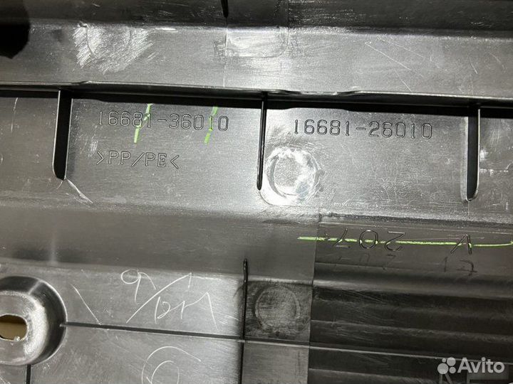 Накладка замка капота Toyota Rav4