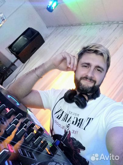 Ведущая и музыкант dj