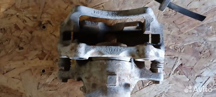 Суппорт передний левый/правый Passat B3