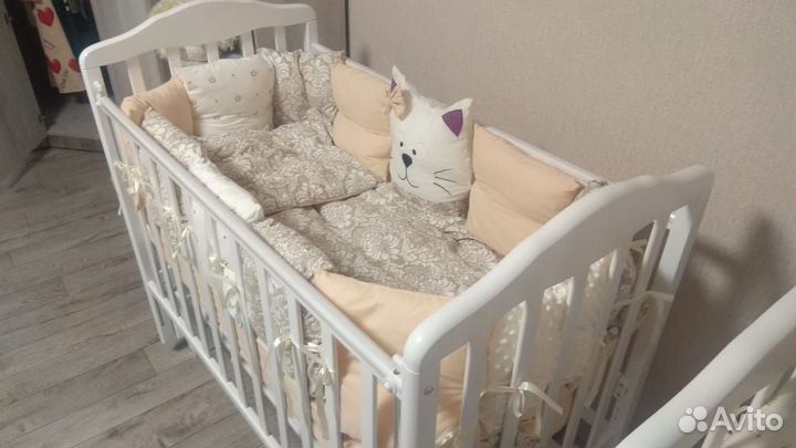 Детская кроватка с маятником