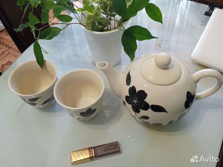 Заварочный чайник и две кружки