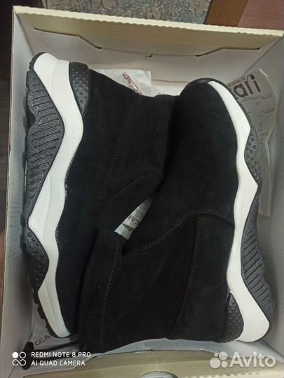 Спортивные ботинки