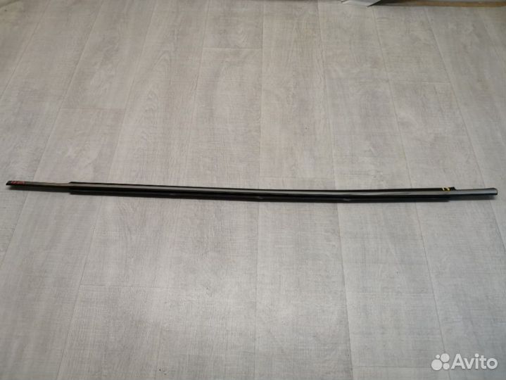 Накладка стекла передняя левая Toyota Avensis 2