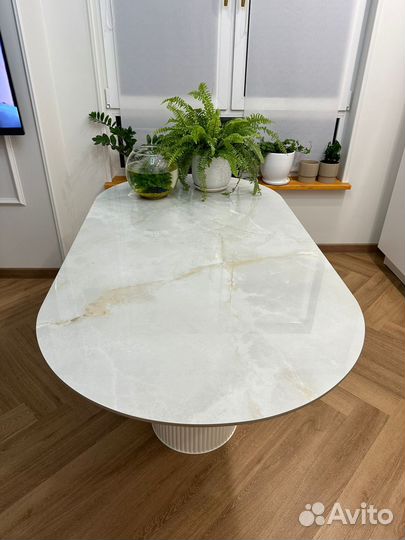 Стол из керамогранита c дизайнерской ножкой