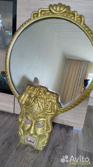 Зеркало настенное в металлической раме