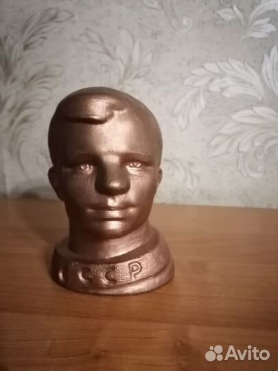 Бюст гагарина