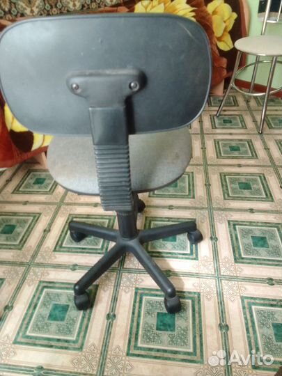 Стул офисный на колесах с регулировкой высоты