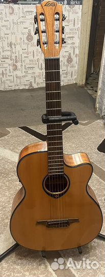Акустическая гитара можно сказать что новая
