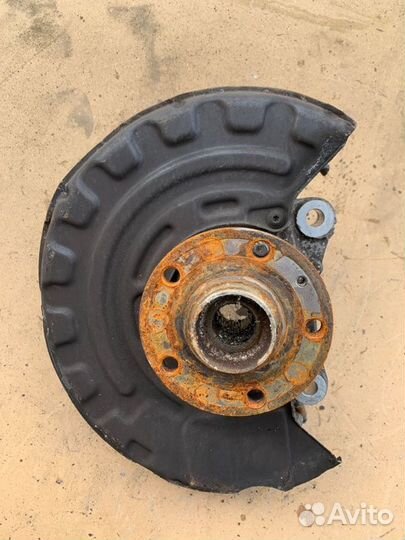 Кулак передний правый Volkswagen Passat B6 3.2 AXZ