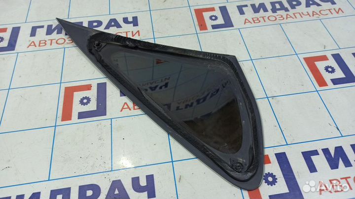 Стекло кузовное глухое левое Ford Focus 2 1360767