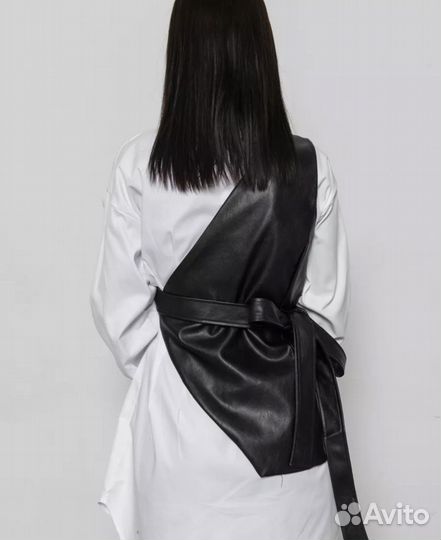 Жилет кожаный ассиметричный женский