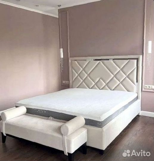 Двуспальная кровать с мягким изголовьем