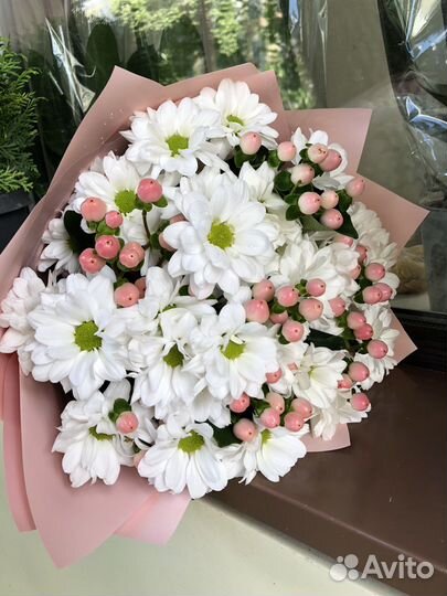 Букет Хризантемы и гиперикум