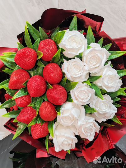 Мыльный букет из роз и клубники