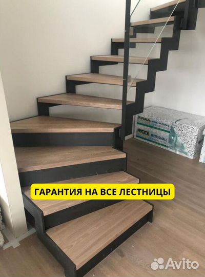 Лестница из ясеня на металлическом каркасе