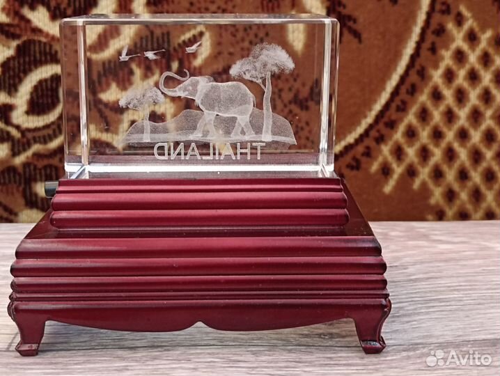 Стеклянный куб с 3D лазерной гравировкой