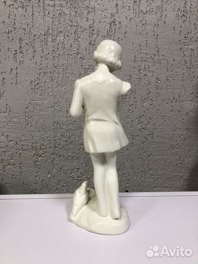 Статуэтка гипс. Девочка кормит голубей. Кунгур