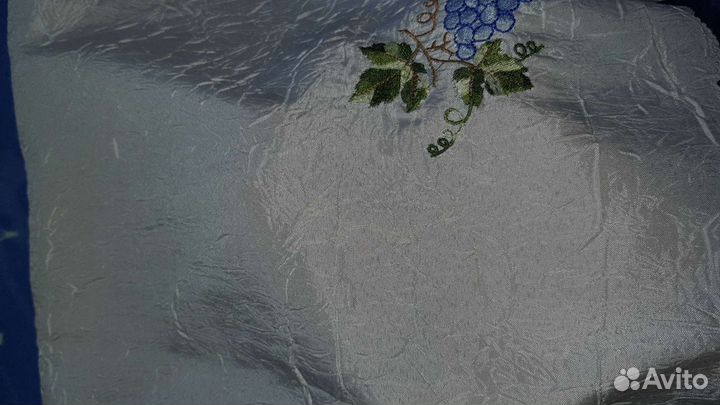 Два набора скатерти, салфетки, дорожки