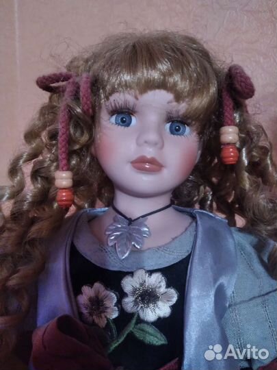 Кукла фарфоровая
