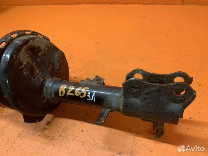 Стойка амортизатора задняя левая Toyota Highlander