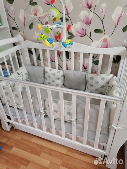 Детская кроватка с маятником