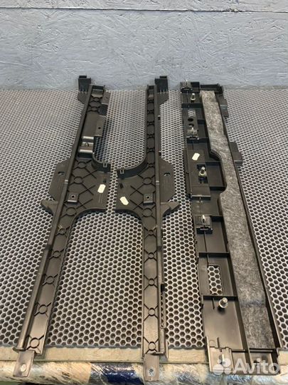 Кронштейн обшивки багажника задний Porshe Panamera