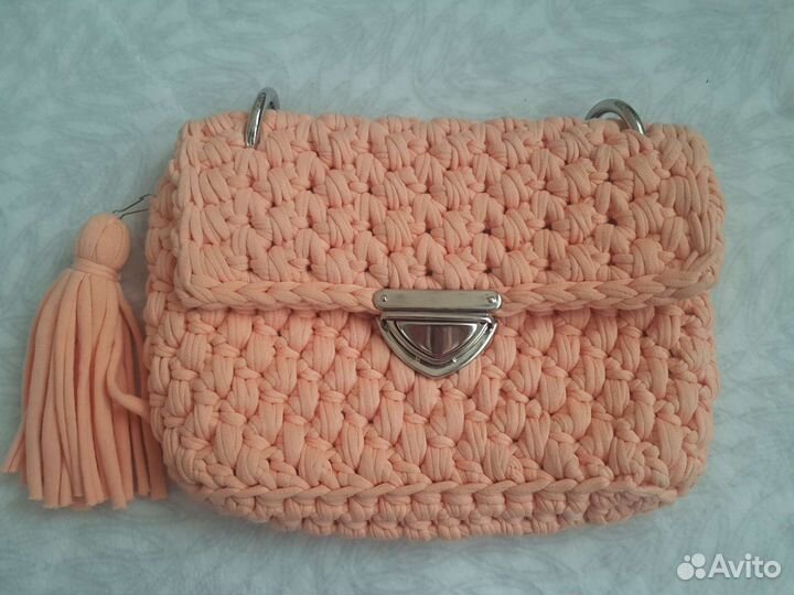 Сумка клатч персикового цвета из пряжи