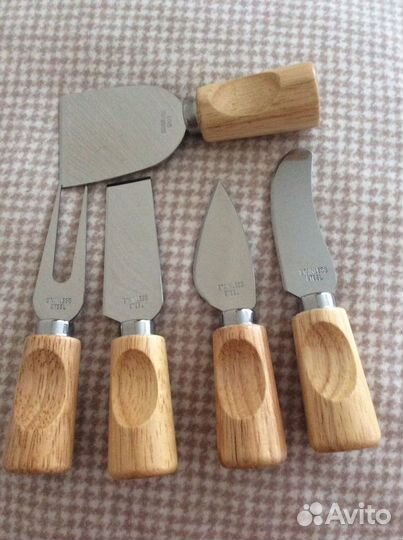 Набор фирменных ножей для сыра