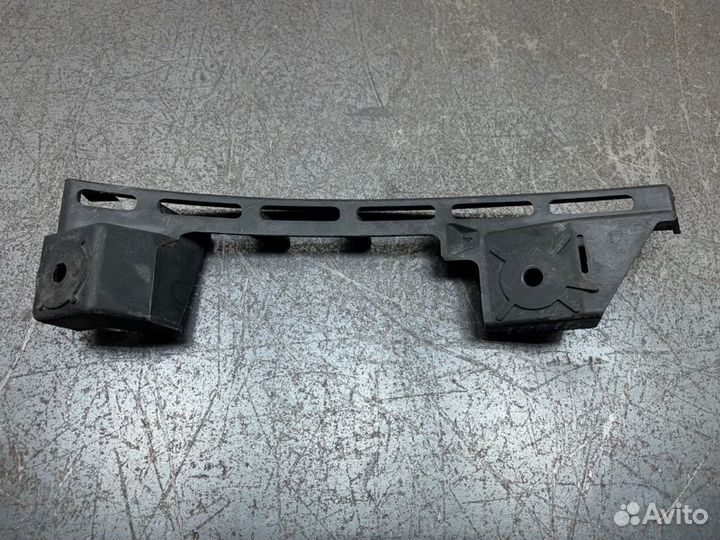 Направляющая бампера передняя левая Volkswagen