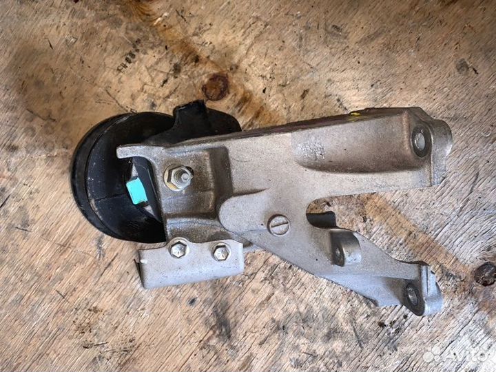 Подушка двигателя левая Suzuki Escudo TDA4W J24B