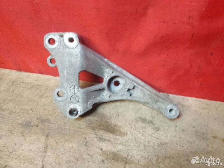 Кронштейн компрессора кондиционера citroen C4 B73