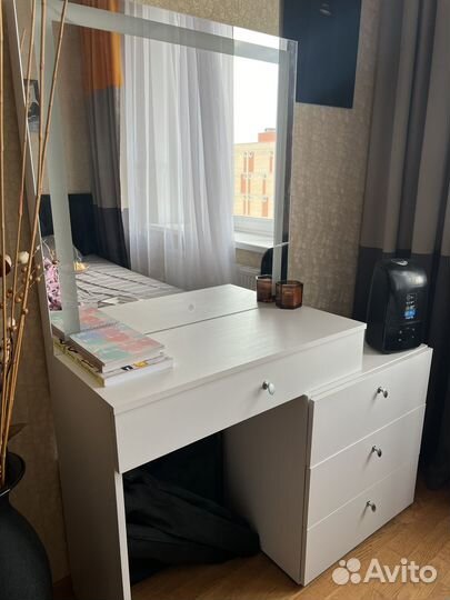 Макияжный столик с подсветкой