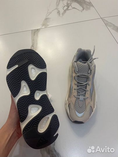 Adidas Yeezy Boost 700 V2 